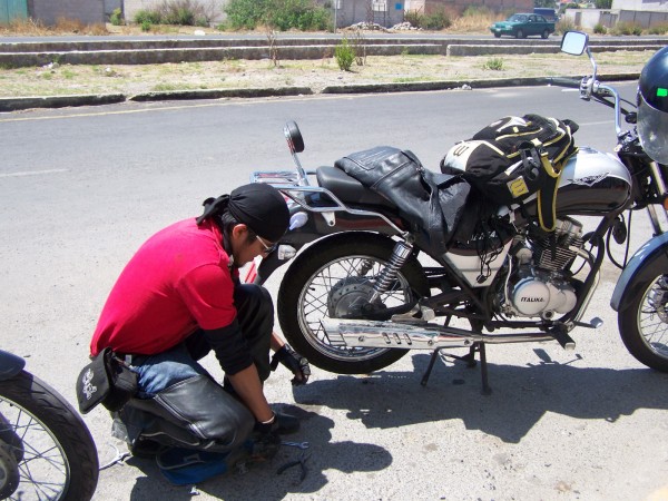 Haciendo la talacha como buen motorutero Haciendo la talacha como buen motorutero