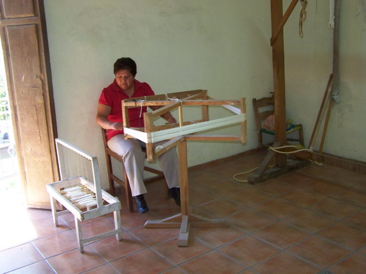 Haciendo artesania con hilos