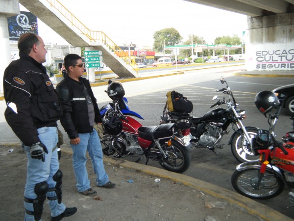 Llegando a Puente de Ixtla, ya nos esperaban Sail, Gallo y Yes