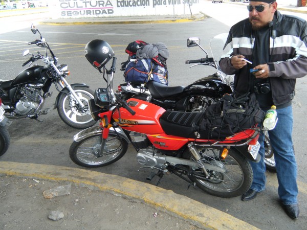 Llegando a Puente de Ixtla, el Gallo y la Gallocicleta Naranja