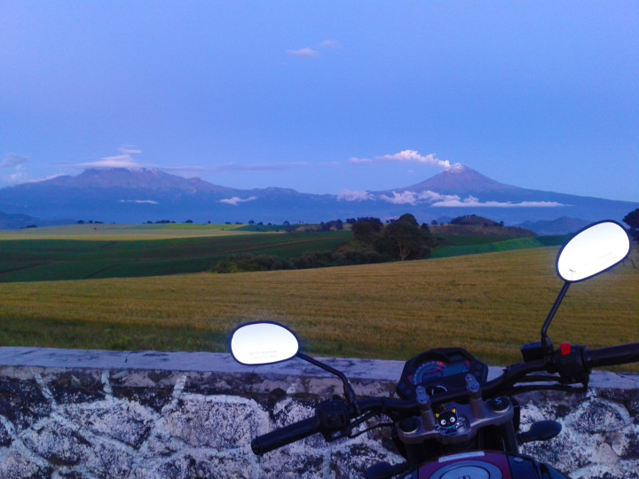 Los volcanes en un atardecer en la carretera