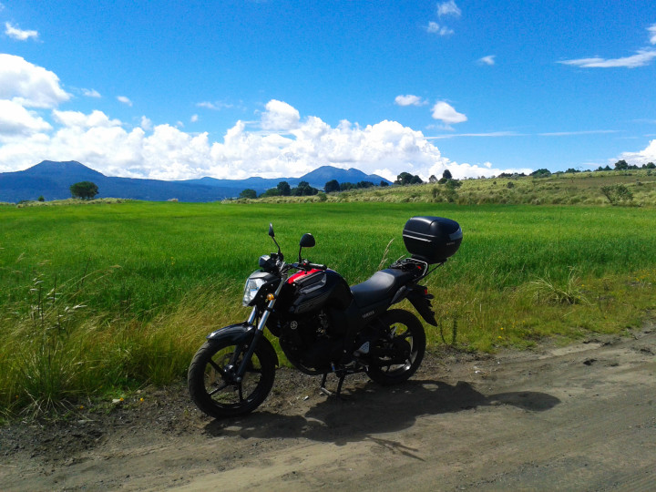 Yamaha FZ16 en el campo