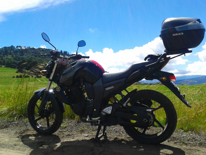 Yamaha FZ16 y uno de los cerros llamados la comalera