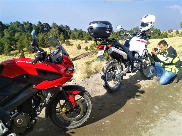 Bajaj Pulsar AS y Ténéré en la Altura, plus Almighty