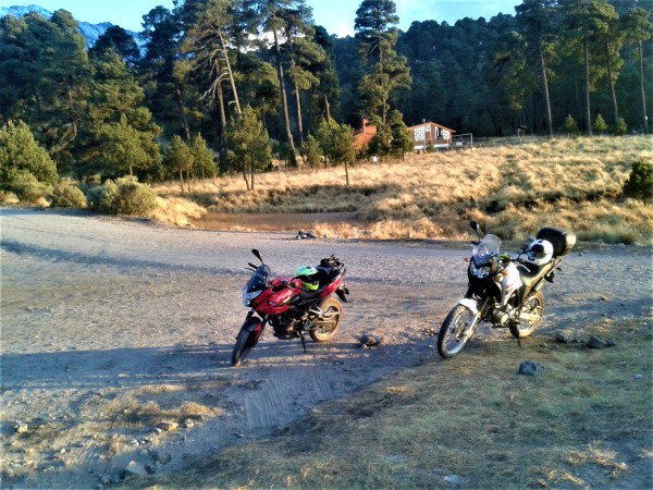 Bajaj Pulsar AS200 y Yamaha Ténéré 250