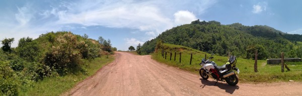 Un semáforo rojo, una mochila y una F700GS